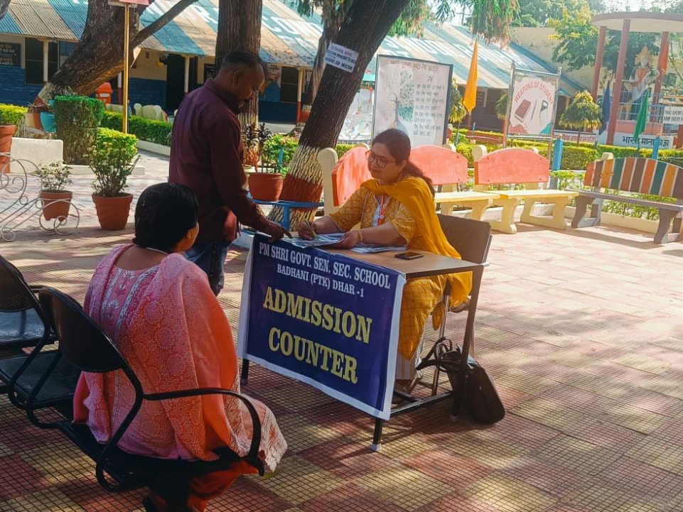 The admission counter in the courtyard